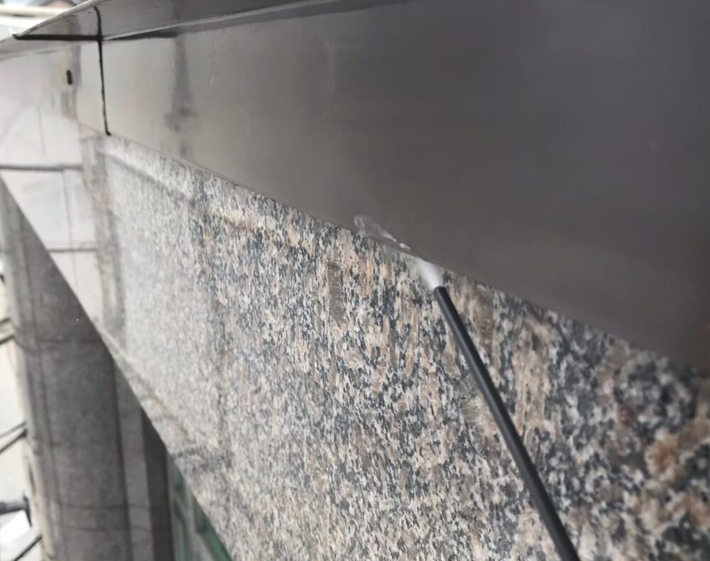 コウモリによる被害　医療施設K　N様　駆除実績