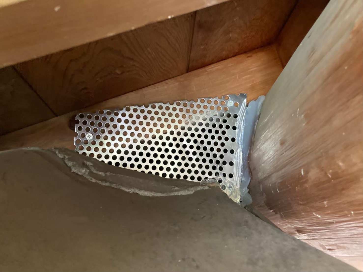 イタチによる被害　H様邸　駆除実績